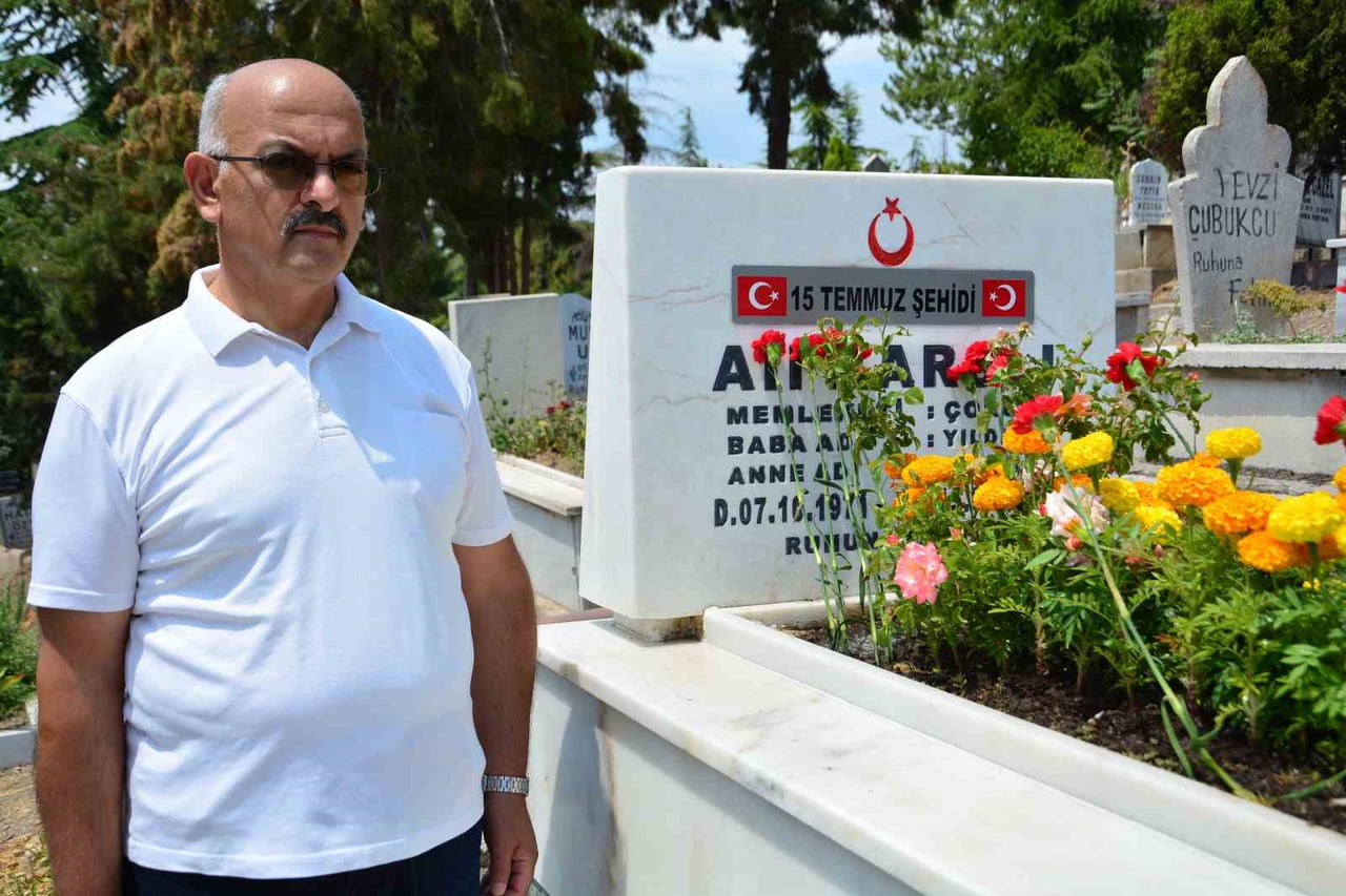 15 TEMMUZ ŞEHİDİ ALİ KARSLI'NIN ORTAOKUL ARKADAŞI AZMİ PEKTAŞ ZİYARETTE BULUNDU