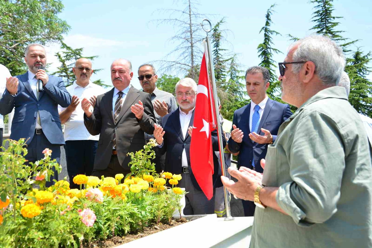 15 TEMMUZ ŞEHİDİ ALİ KARSLI KABRİ BAŞINDA DUALARLA ANILDI