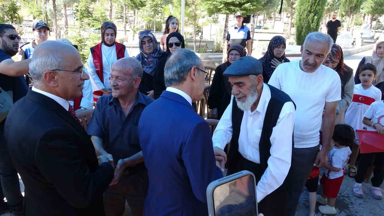 15 TEMMUZ ŞEHİTLERİ MEZARLARI BAŞINDA DUALARLA ANILDI