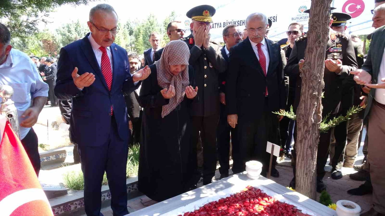 15 TEMMUZ ŞEHİTLERİ MEZARLARI BAŞINDA DUALARLA ANILDI