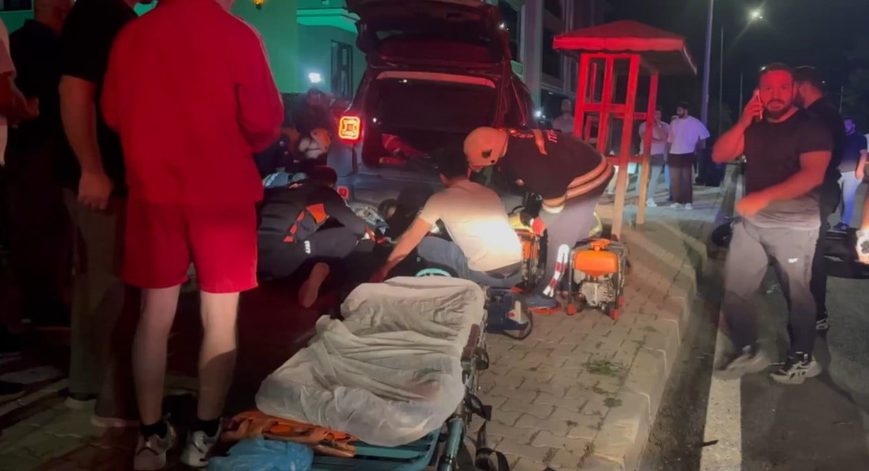 16 YAŞINDAKİ MOTOSİKLET SÜRÜCÜSÜ ARACIN ALTINDA SIKIŞTI: EKİPLER SEFERBER OLDU