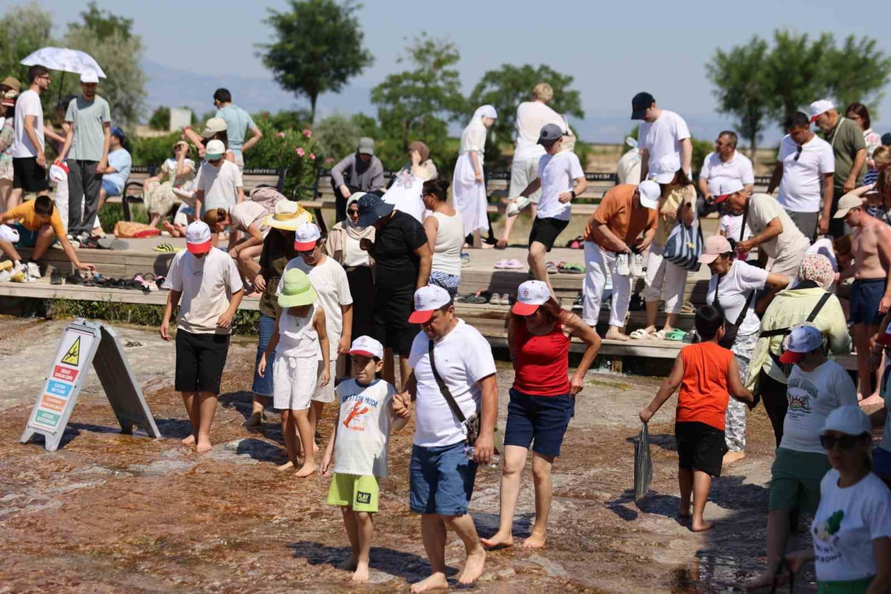 2. ULUSLARARASI PAMUKKALE AÇIK SATRANÇ TURNUVASI KAPSAMINDA KENTE GELEN 24 ÜLKEDEN BİNİ AŞKIN...