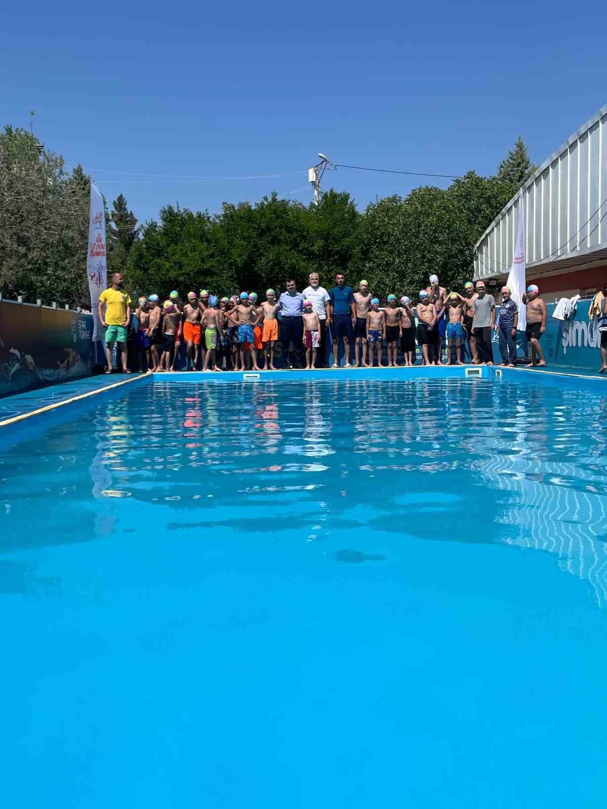 2 YÜZME ANTRENÖRÜ VE 1 CANKURTARAN EŞLİĞİNDE AÇILAN GENÇLİK VE SPOR BAKANLIĞI SPOR OKULLARI YÜZME...
