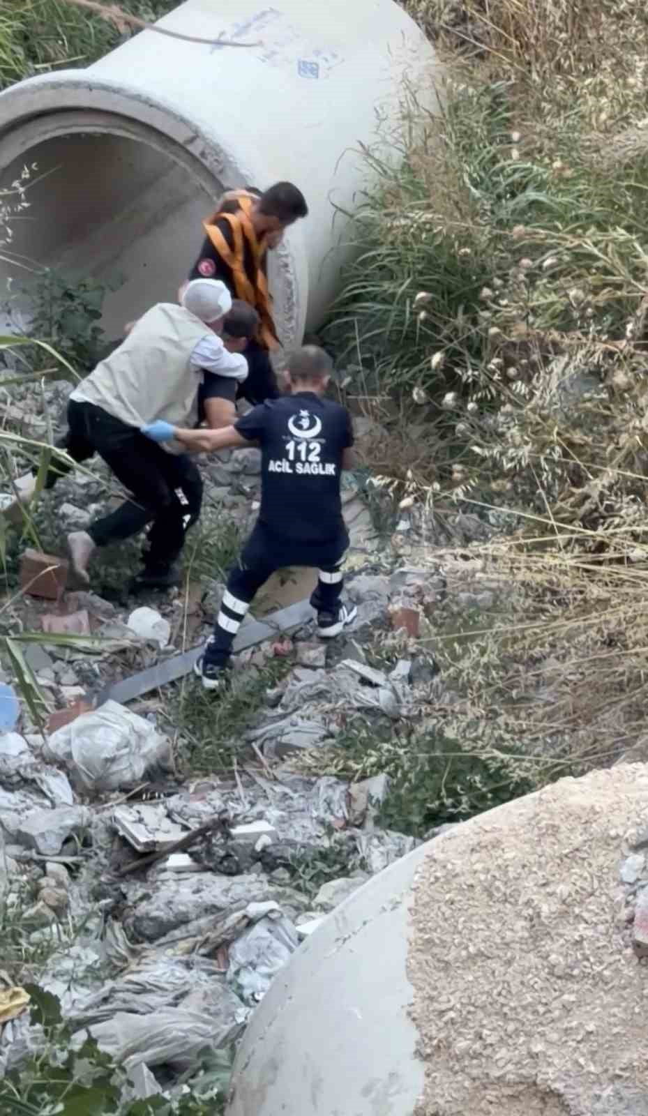 20 METRELİK UÇURUMDAN DÜŞTÜ YARALIYI SIRTINDA TAŞIYAN İTFAİYECİ YÜREKLERİ ISITTI