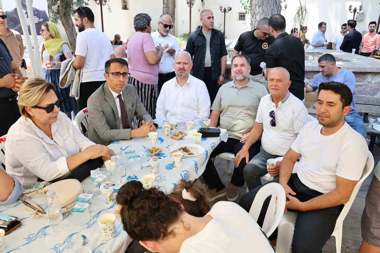 20 YIL MENEMEN BELEDİYE BAŞKANLIĞI GÖREVİNİ YÜRÜTEN TAHİR ŞAHİN, VEFATININ İLK YIL DÖNÜMÜNDE...
