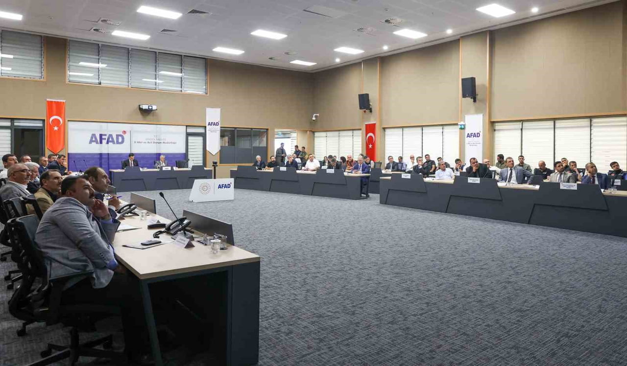 2027-2031 İL AFET RİSK AZALTMA PLANI (İRAP) TOPLANTISI, BİNGÖL VALİSİ CAHİT ÇELİK BAŞKANLIĞINDA...