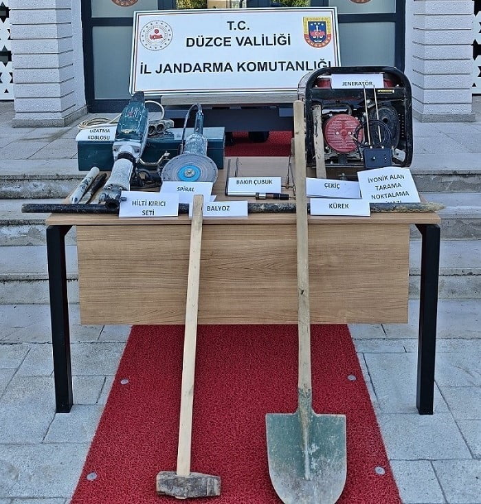 21 ŞAHIS İLE İLGİLİ İŞLEM YAPILIRKEN 1 ADET SAHTE ÇEK, 3 ADET KAÇAK KAZI MALZEMESİ, 3 ADET KAÇAK...