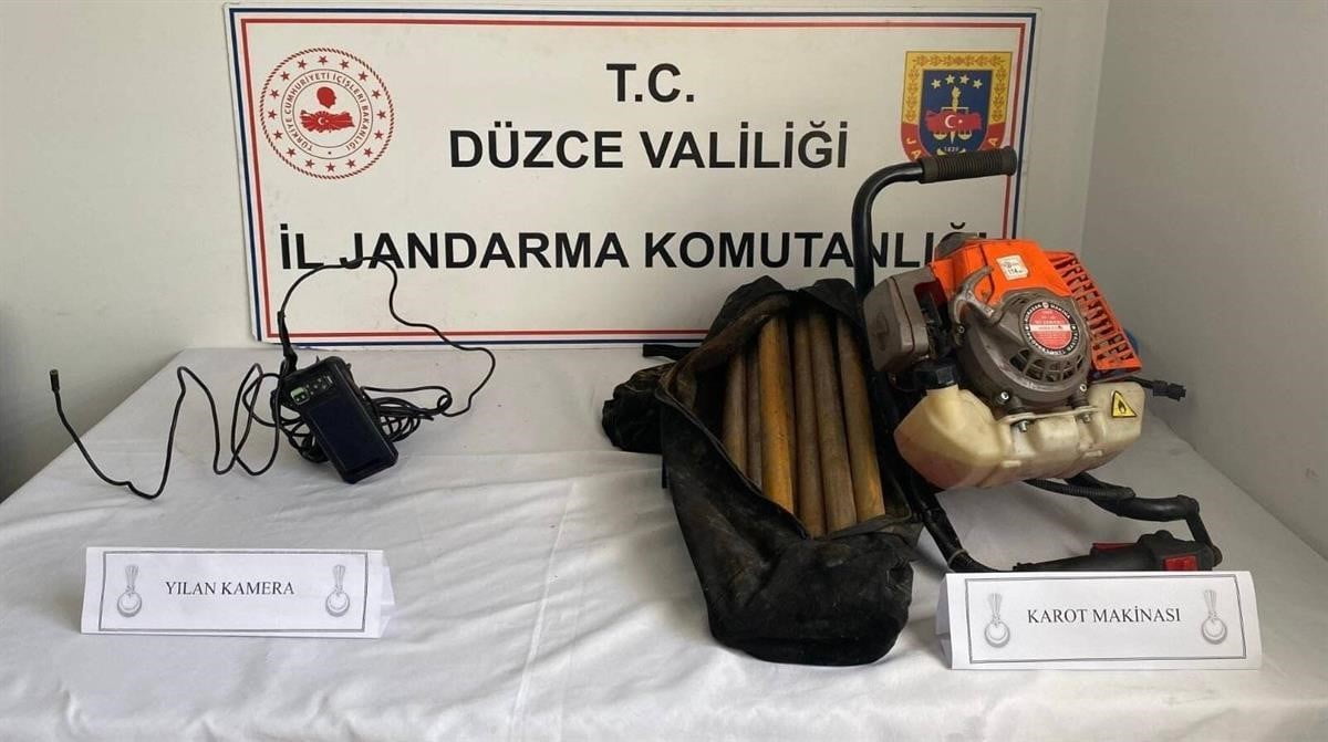 21 ŞAHIS İLE İLGİLİ İŞLEM YAPILIRKEN 1 ADET SAHTE ÇEK, 3 ADET KAÇAK KAZI MALZEMESİ, 3 ADET KAÇAK...