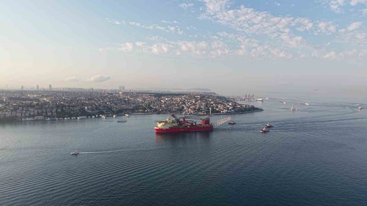 215 METRELİK BORU DÖŞEME GEMİSİNİN GEÇİŞİ SEBEBİYLE BOĞAZ HATTI ÇİFT YÖNLÜ TRAFİĞE...