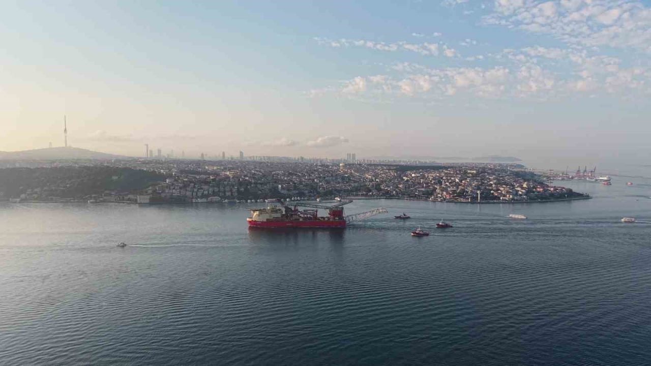 215 METRELİK BORU DÖŞEME GEMİSİNİN GEÇİŞİ SEBEBİYLE BOĞAZ HATTI ÇİFT YÖNLÜ TRAFİĞE...