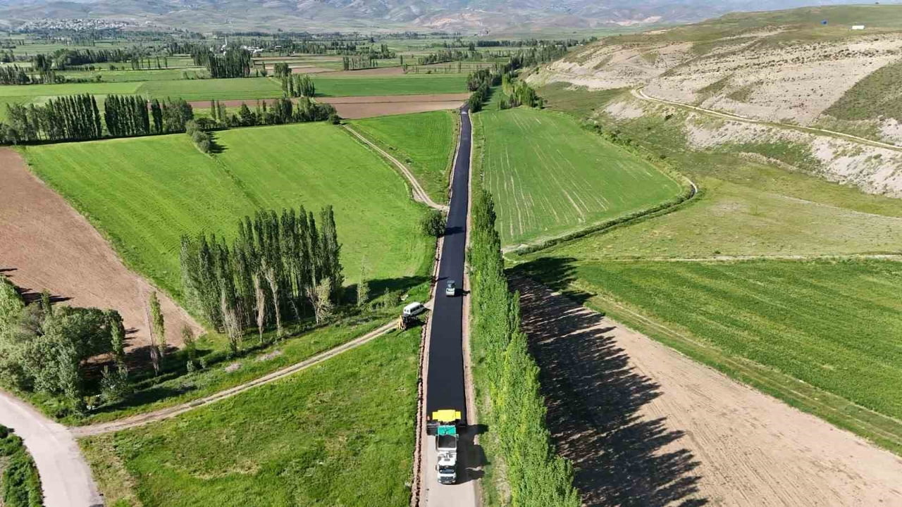25 KÖYÜN ULAŞIMINI SAĞLAYAN İSPİR GRUP YOLU ASFALTLANIYOR