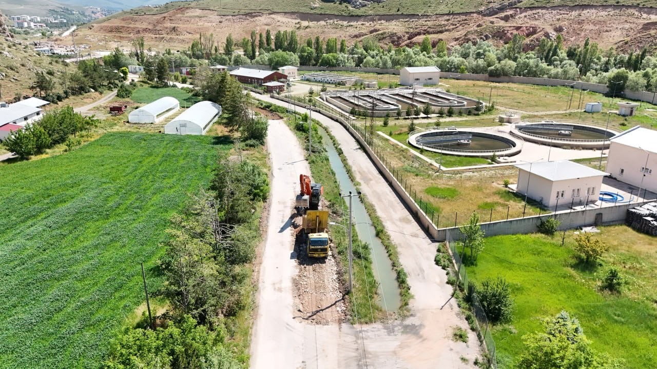 25 KÖYÜN ULAŞIMINI SAĞLAYAN İSPİR GRUP YOLU ASFALTLANIYOR