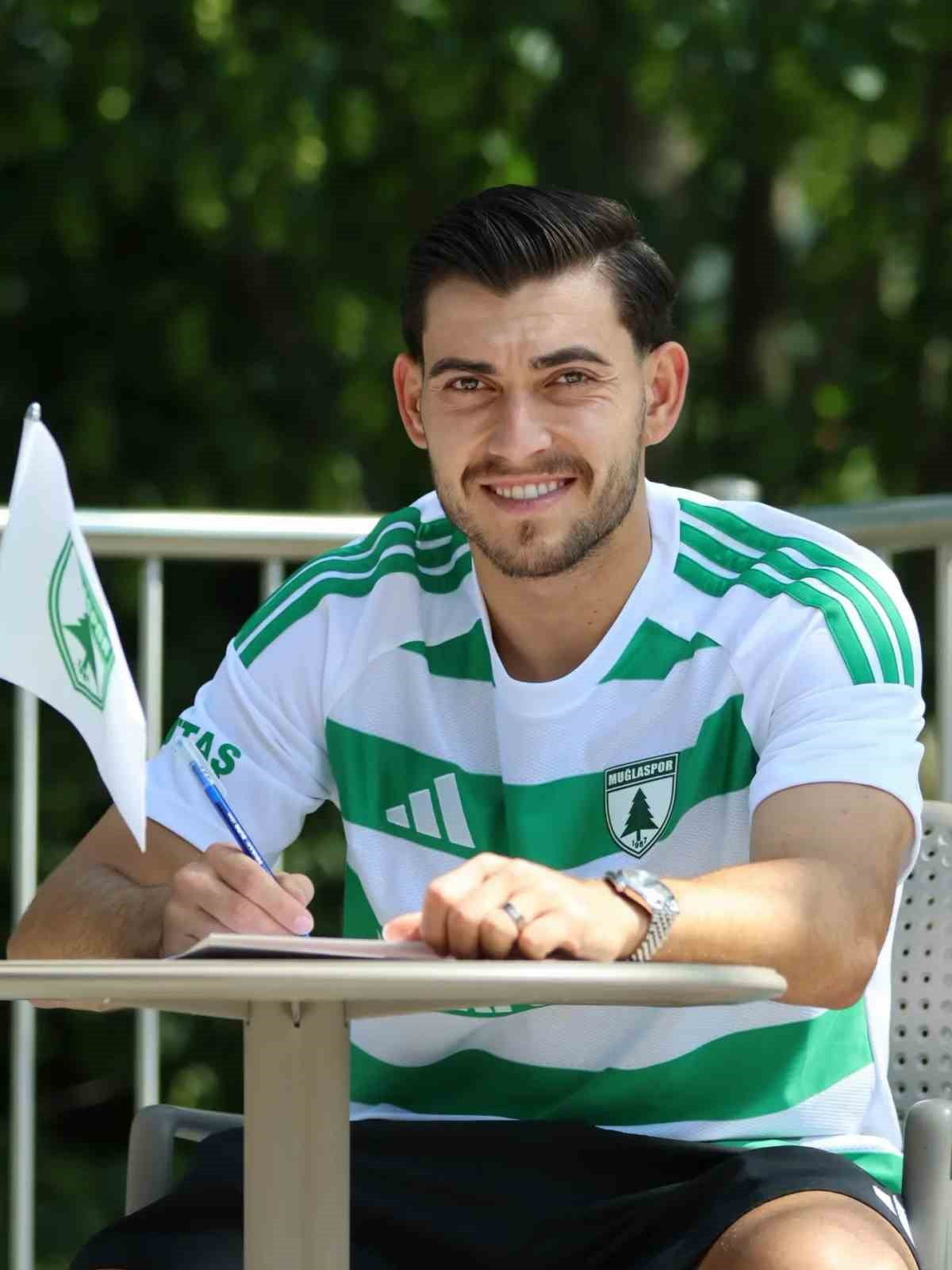 26 YAŞINDAKİ MERKEZ ORTA SAHA OYUNCUSU ALİ KAAN GÜNEREN