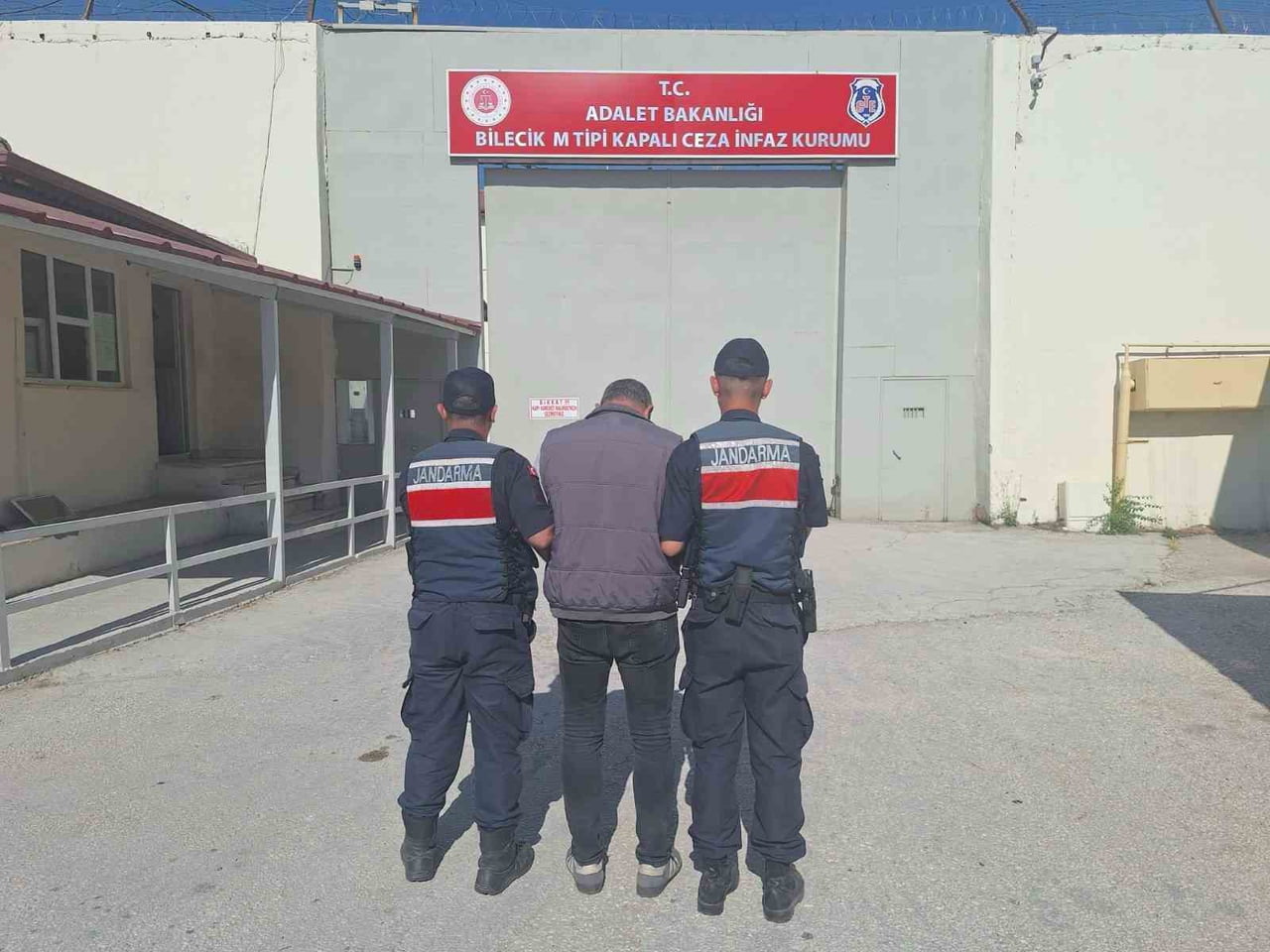 3 YIL 1 AY 15 GÜN HAPİS CEZASIYLA ARANAN ŞAHIS JANDARMADAN KAÇAMADI