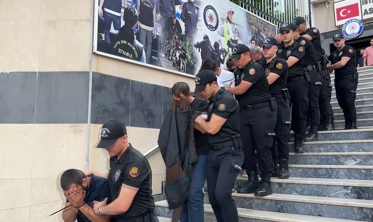 32 ŞÜPHELİ, EMNİYETTEKİ İŞLEMLERİNİN ARDINDAN ADLİYEYE SEVK EDİLDİ.