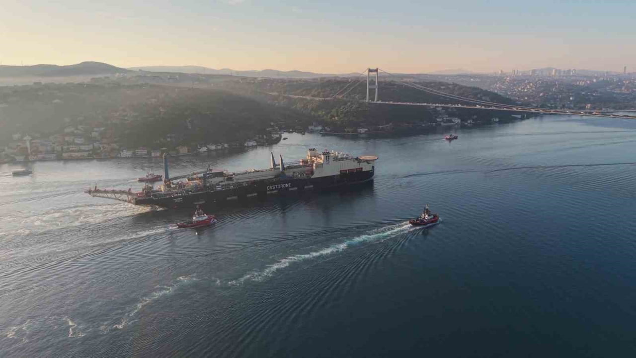 325 METRELİK DEV BORU DÖŞEME GEMİSİ İSTANBUL BOĞAZI’NDAN GEÇİŞ YAPTI. BOĞAZ TRAFİĞE...