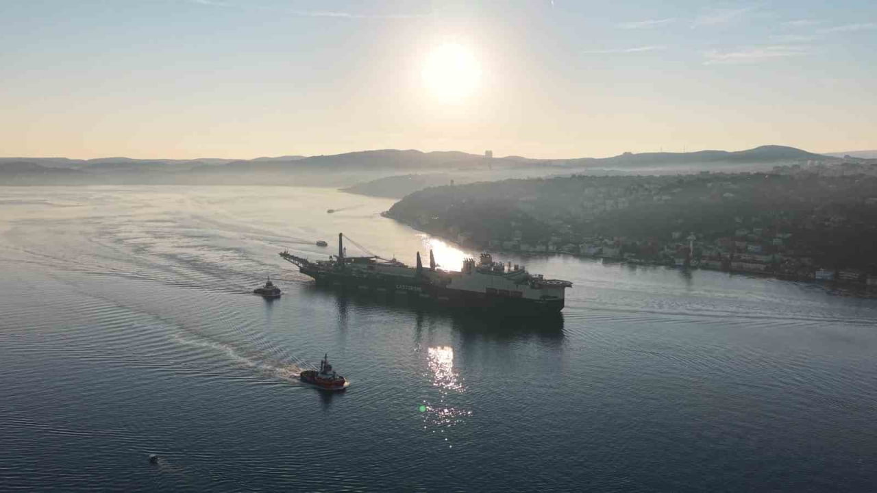 325 METRELİK DEV BORU DÖŞEME GEMİSİ İSTANBUL BOĞAZI’NDAN GEÇİŞ YAPTI. BOĞAZ TRAFİĞE...