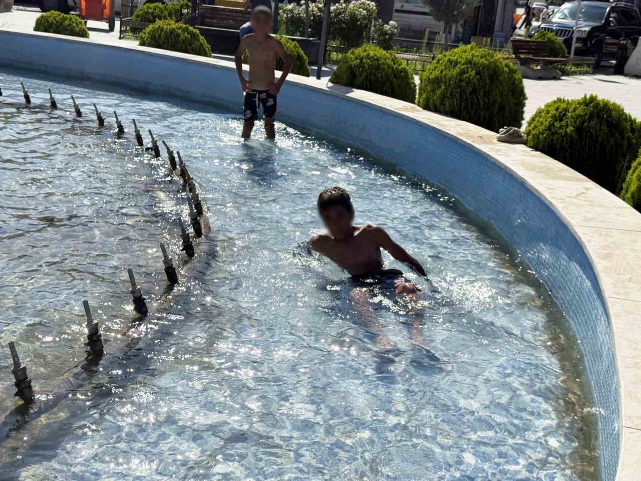 35 DERECEYİ GÖREN IĞDIR'DA ÇOCUKLAR SÜS HAVUZUNDA SERİNLEDİ