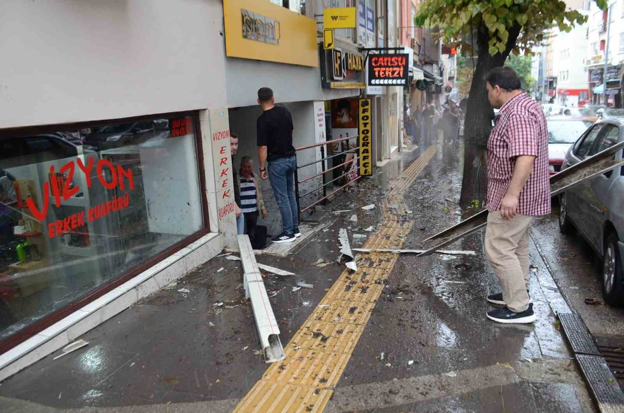 4'ÜNCÜ KATTAN AŞAĞI DÜŞTÜ, ŞANS ESERİ ÖLEN YADA YARALANAN OLMADI