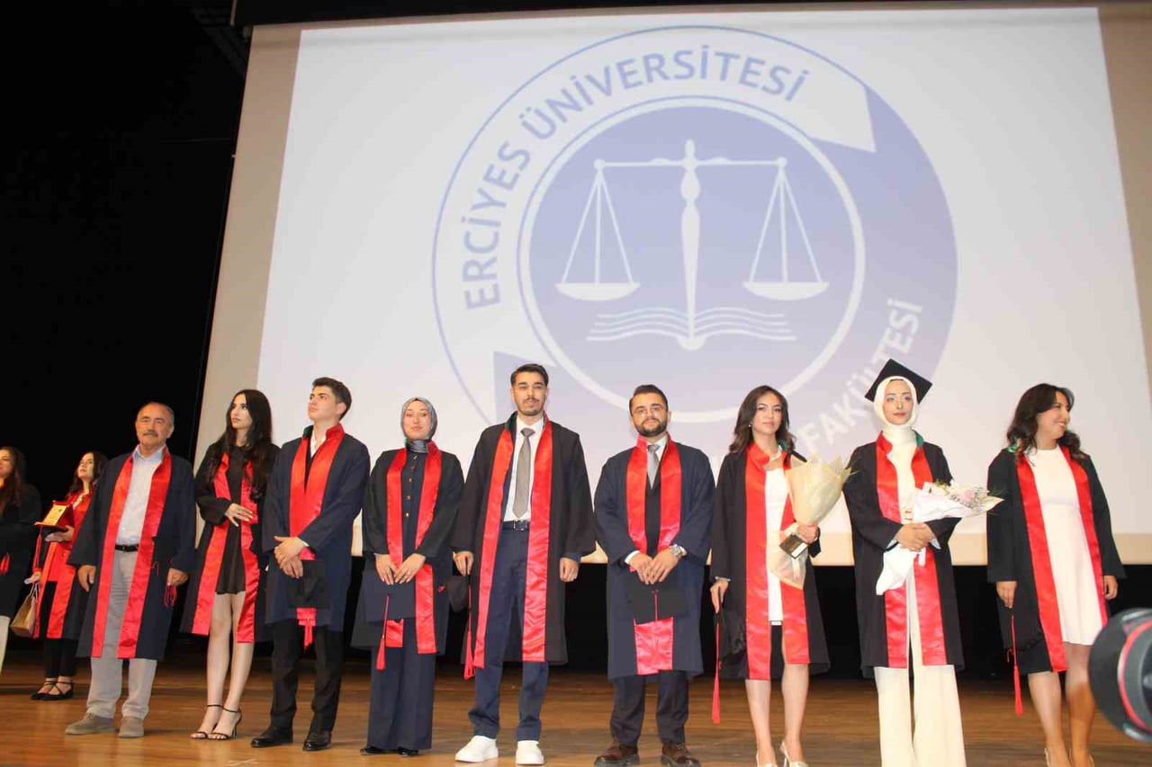 40 YIL ÖĞRETMENLİK YAPTIKTAN SONRA EMEKLİ OLAN HASAN AYVACI; 79 YAŞINDA ERCİYES ÜNİVERSİTESİ HUKUK...
