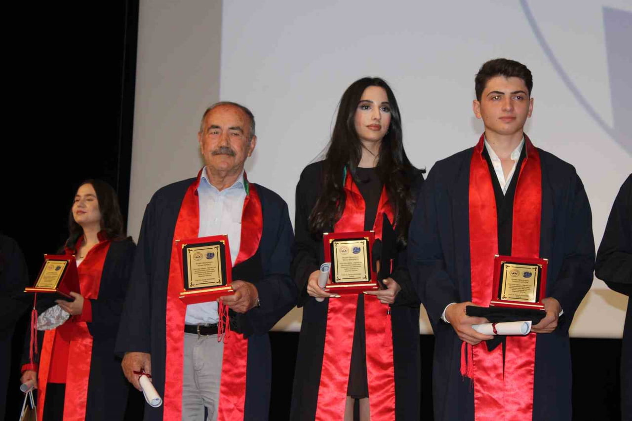 40 YIL ÖĞRETMENLİK YAPTIKTAN SONRA EMEKLİ OLAN HASAN AYVACI; 79 YAŞINDA ERCİYES ÜNİVERSİTESİ HUKUK...
