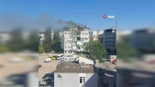5 katlı binanın terasındaki yangında can pazarı kamerada...Alevlerden kaçmak için alt kattaki...