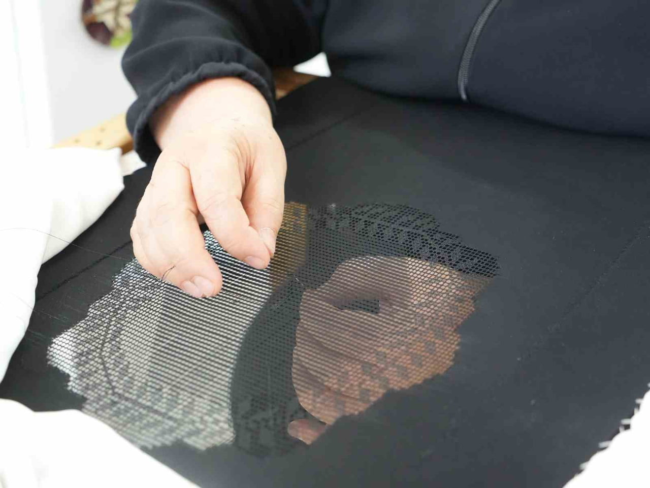 50 YILDIR İŞLEDİĞİ SANAT İLE GELİNLİK KIZLARIN ÇEYİZİNİ SÜSLÜYOR