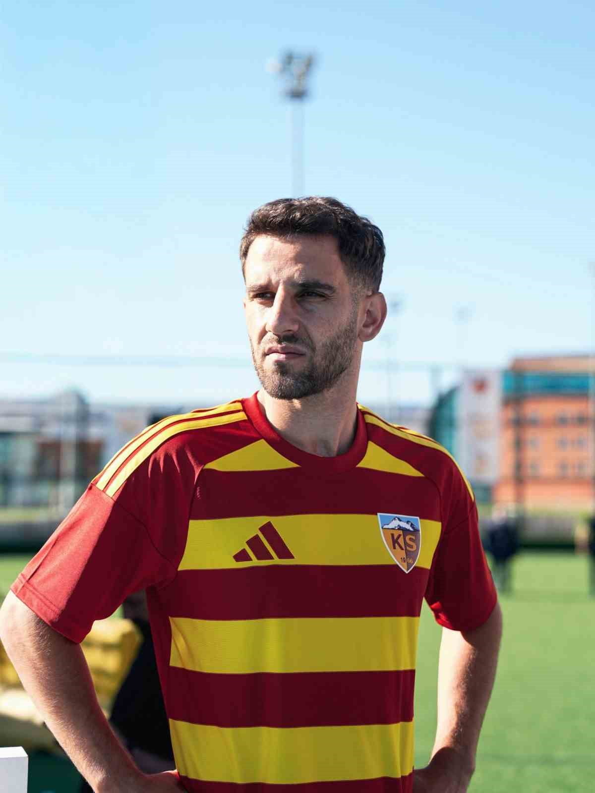 6 SEZONDUR SARI-KIRMIZILI FORMAYI GİYEN RAMAZAN CİVELEK, KAYSERİSPOR’A VEDA ETTİ