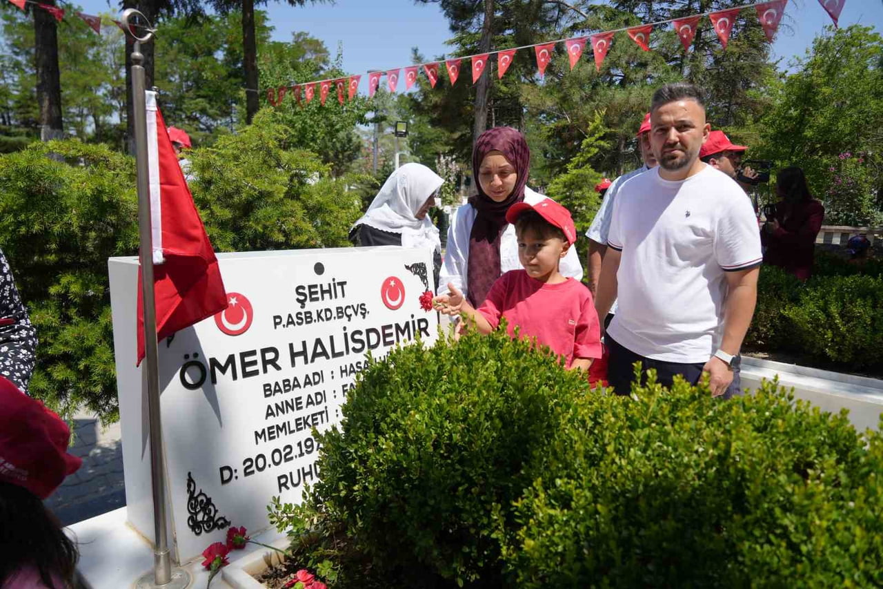 7 YAŞINDAKİ ÖMER HALİS DEMİR, İSMİNİ TAŞIDIĞI ŞEHİDİ İLK KEZ ZİYARET ETTİ