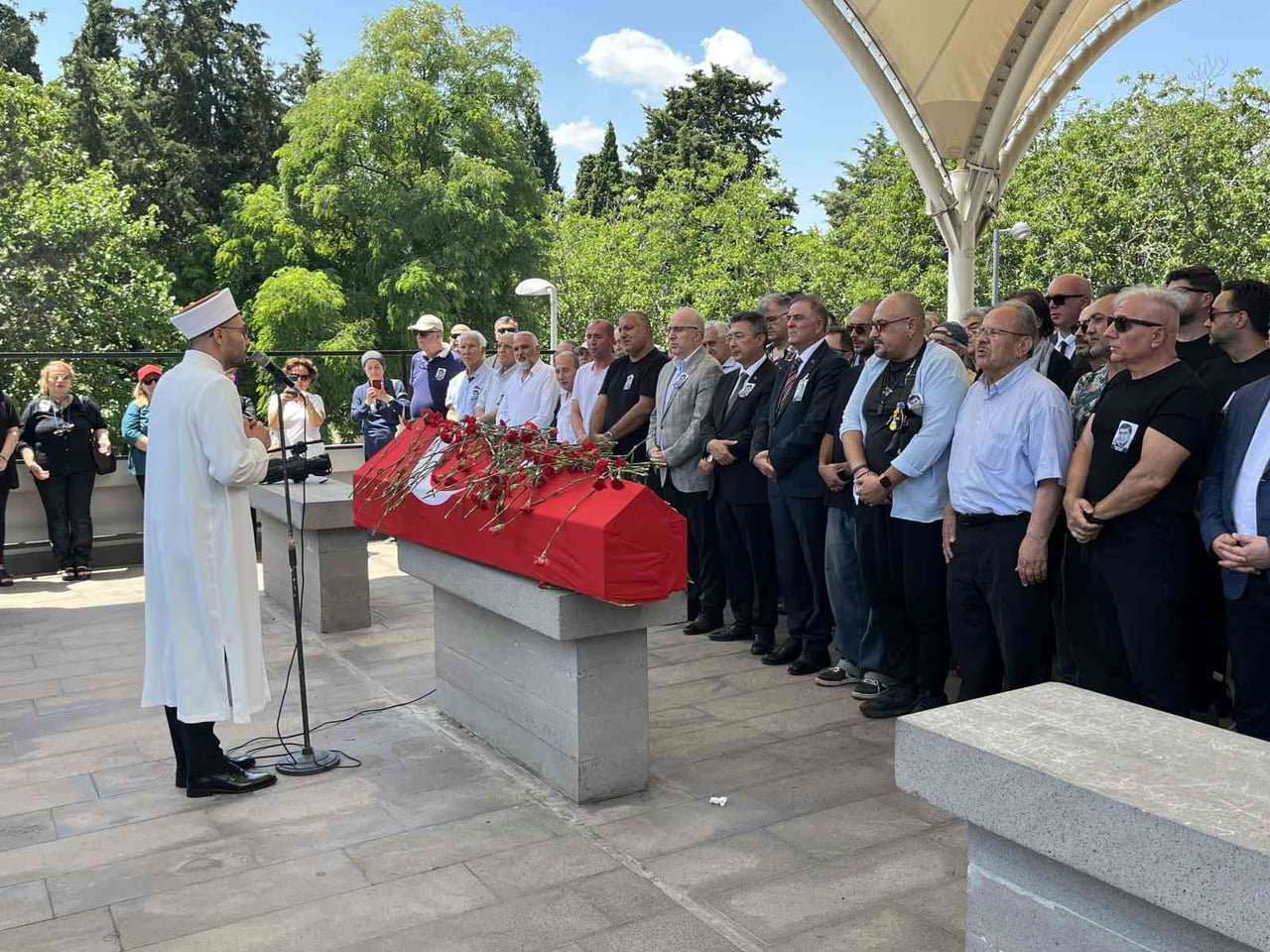 81 YAŞINDA HAYATINI KAYBEDEN TÜRK TİYATROSUNUN USTA İSMİ ZİHNİ GÖKTAY SON YOLCULUĞUNA...