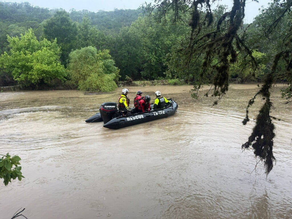 ABD'NİN TEXAS EYALETİNDE ŞİDDETLİ YAĞIŞLARIN YOL AÇTIĞI SEL NEDENİYLE 2 KİŞİ HAYATINI...
