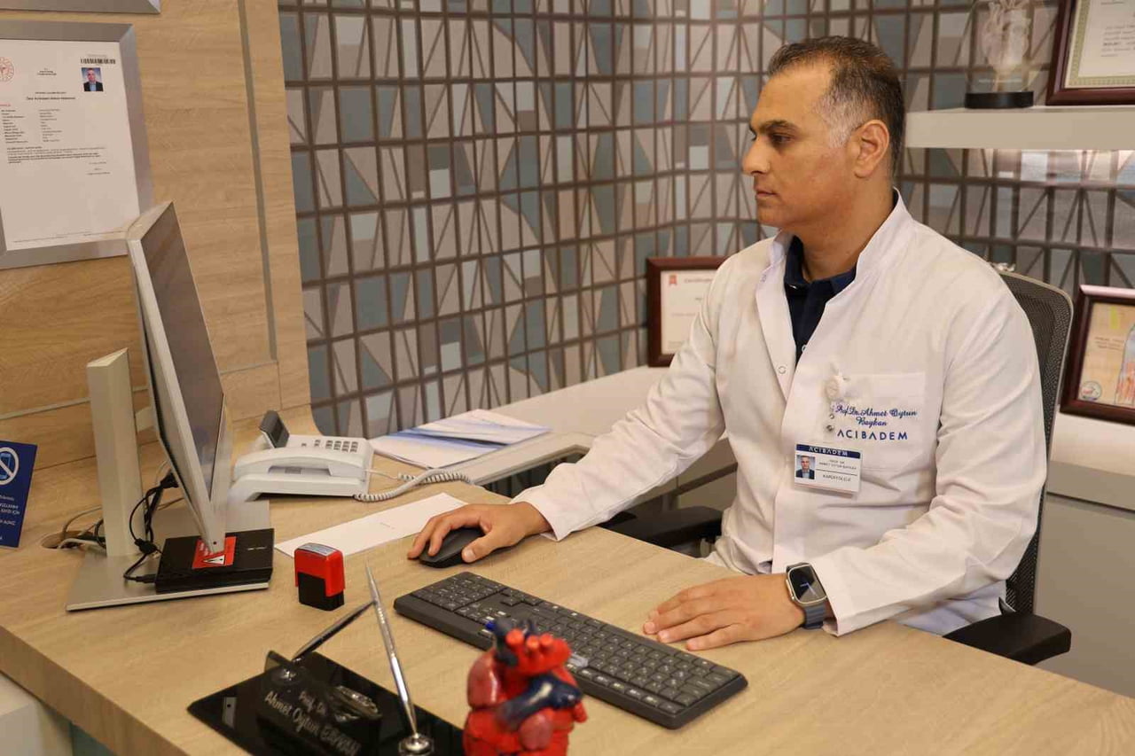 ACIBADEM ADANA HASTANESİ KARDİYOLOJİ UZMANI PROF. DR. AHMET OYTUN BAYKAN, ÖZELLİKLE KRONİK...