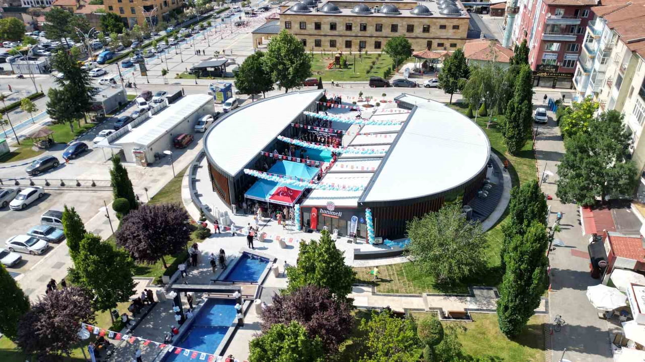 AÇILIŞI GERÇEKLEŞTİRİLEN HANIMELİ MARKETİ DRONLA HAVADAN GÖRÜNTÜLENDİ