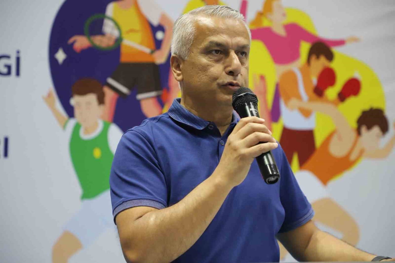 AÇILIŞTA KONUŞAN İL MÜDÜRÜ COŞKUN GÜVEN, ANADOLU YILDIZLAR LİGİ'NİN GENÇ SPORCULARIN GELİŞİMİNE...