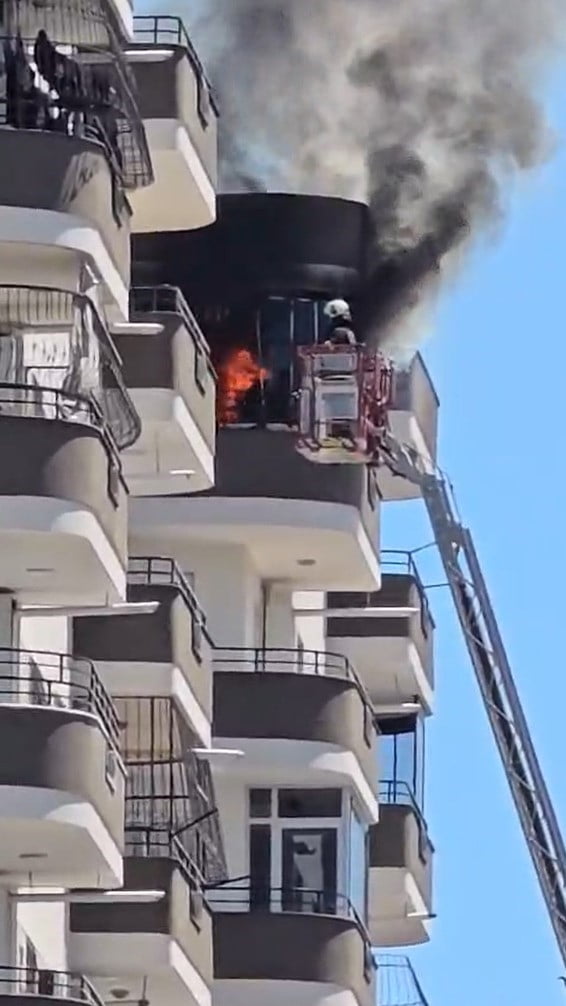 ADANA'DA 12 KATLI BİR SİTENİN EN ÜST KATINDA ÇIKAN YANGIN, İTFAİYE EKİPLERİNİN MÜDAHALESİYLE...