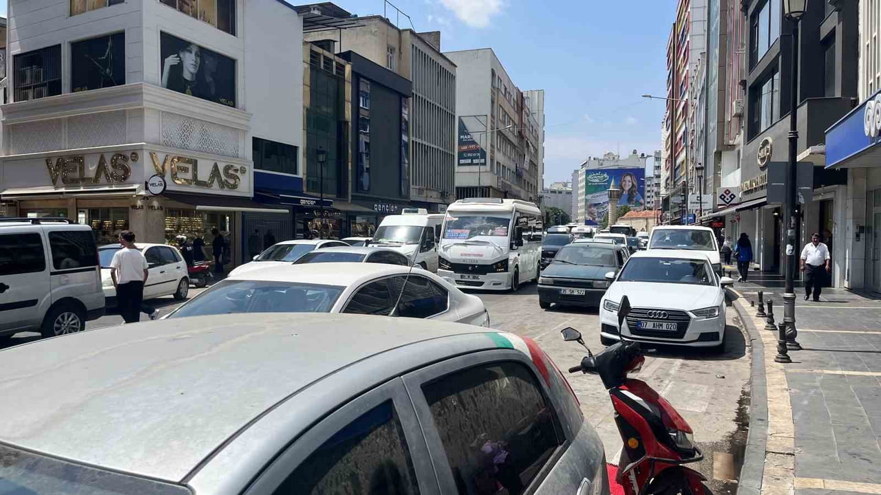 ADANA'DA ANA ARTERLER VE İŞLEK CADDELERDE, YOL KENARLARINA YAPILAN HATALI PARKLAR SÜRÜCÜLERE VE...