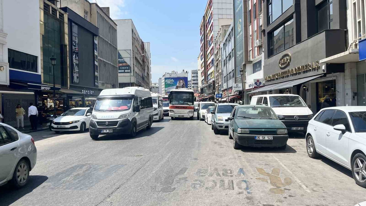 ADANA'DA ANA ARTERLER VE İŞLEK CADDELERDE, YOL KENARLARINA YAPILAN HATALI PARKLAR SÜRÜCÜLERE VE...