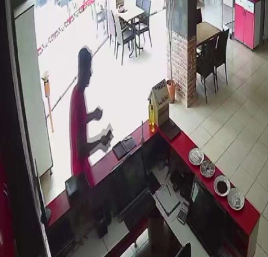 ADANA'DA BİSİKLETİYLE DOLAŞAN BİR ŞÜPHELİ, TUVALETİ KULLANACAĞINI SÖYLEYEREK GİRDİĞİ RESTORANDAN...
