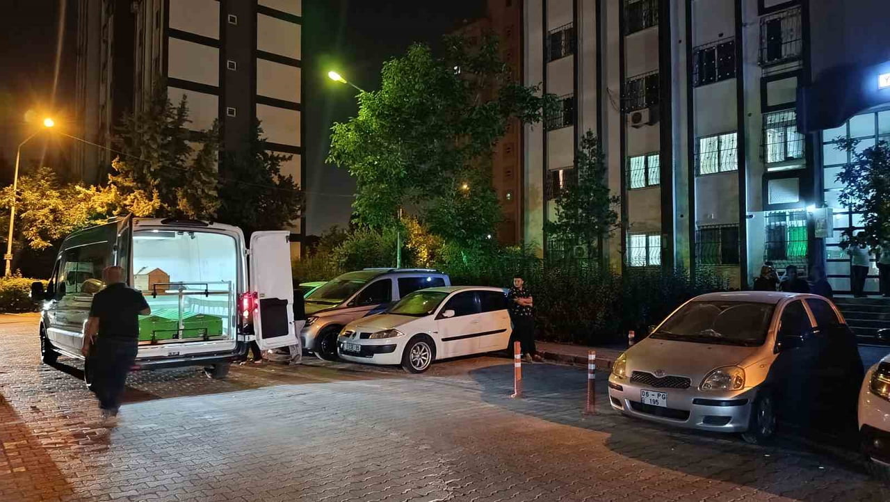 ADANA'DA BOŞANMAK İSTEYEN 40 YAŞINDAKİ KADIN, EŞİ TARAFINDAN UYKUSUNDA BAŞINA TABANCAYLA ATEŞ...