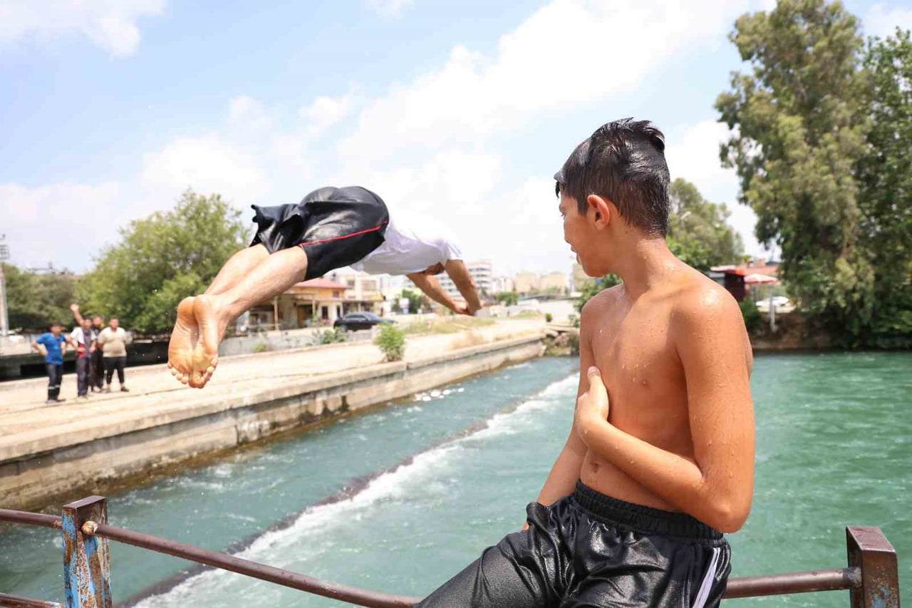 ADANA'DA ETKİLİ OLAN SICAKLAR NEDENİYLE BAZI GENÇLER, TÜM UYARILARA RAĞMEN SULAMA KANALLARINA...