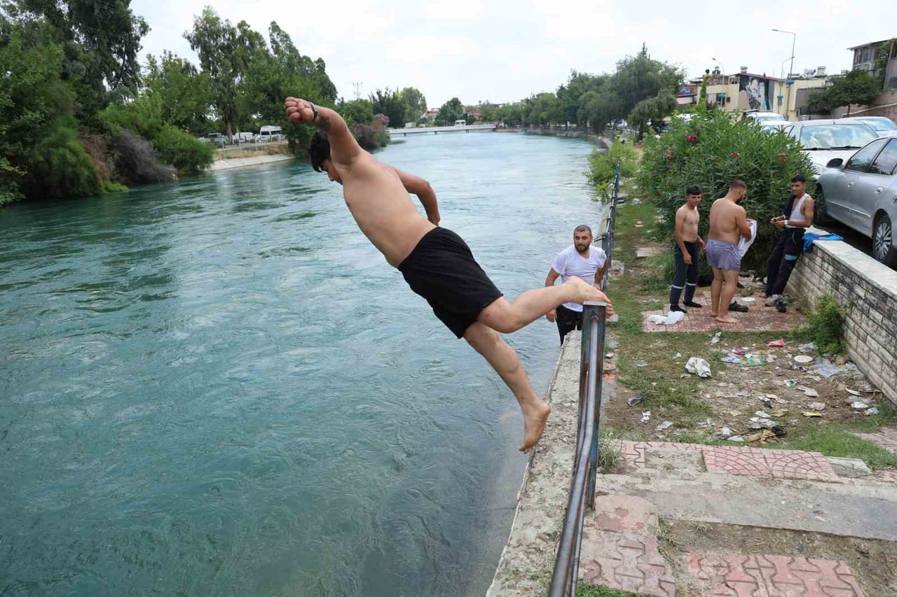 ADANA'DA ETKİLİ OLAN SICAKLAR NEDENİYLE BAZI GENÇLER, TÜM UYARILARA RAĞMEN SULAMA KANALLARINA...