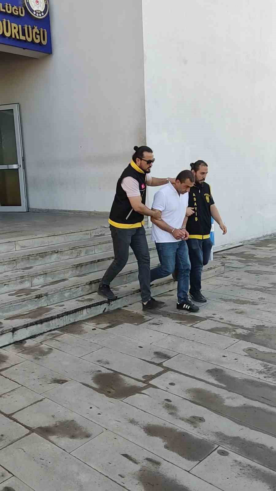 ADANA'DA HAKLARINDA ÇEŞİTLİ SUÇLARDAN KESİNLEŞMİŞ HAPİS CEZASI BULUNAN 22 FİRARİ HÜKÜMLÜ, POLİSİN...