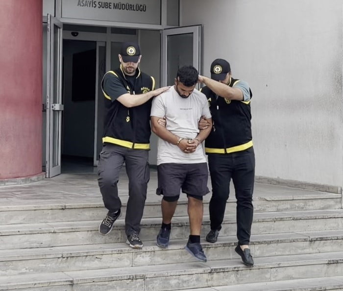 ADANA'DA HAKLARINDA ÇEŞİTLİ SUÇLARDAN KESİNLEŞMİŞ HAPİS CEZASI BULUNAN 22 FİRARİ HÜKÜMLÜ, POLİSİN...