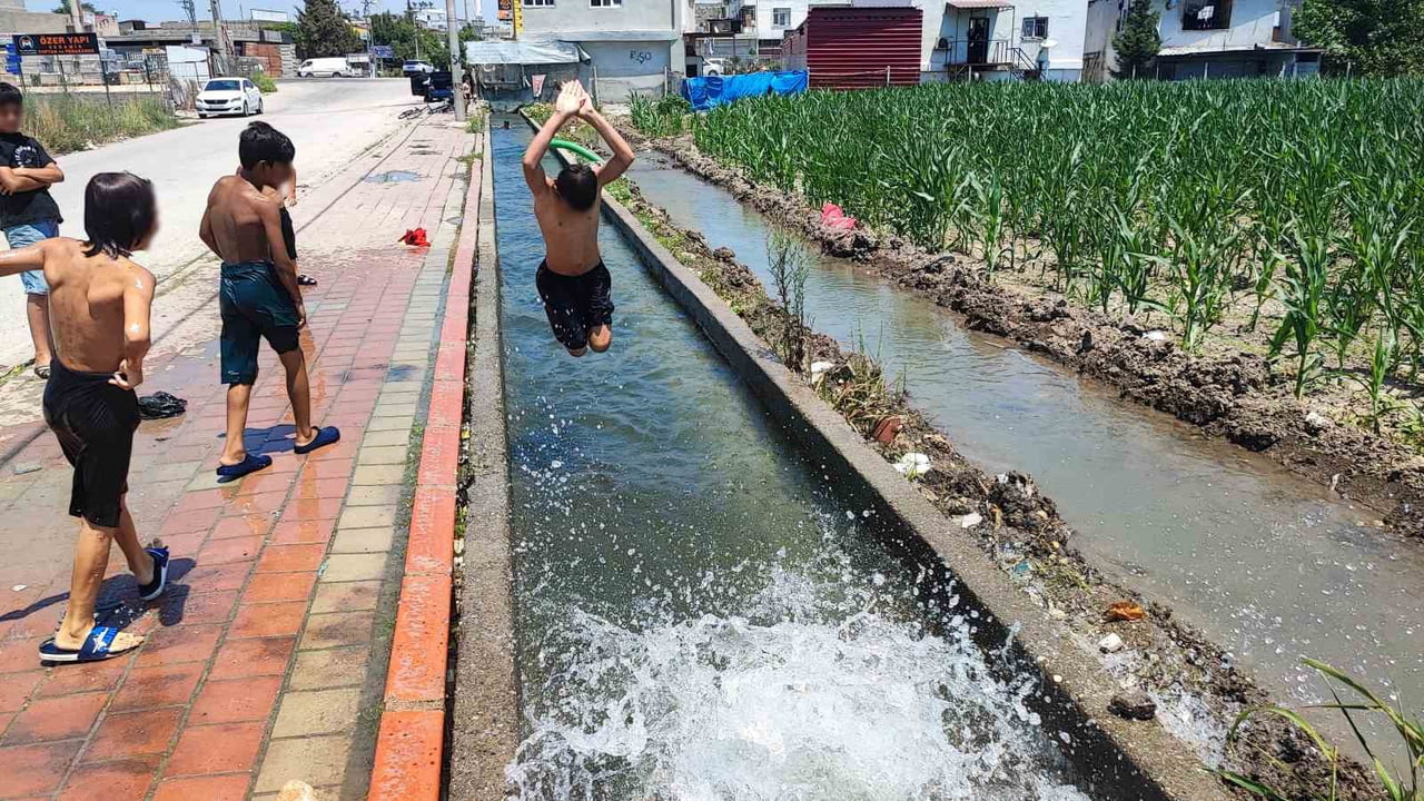 ADANA'DA HİSSEDİLEN SICAKLIĞIN 43 DERECEYE ULAŞMASIYLA BİRLİKTE BUNALTICI SICAKTAN KAÇAN ÇOCUKLAR...