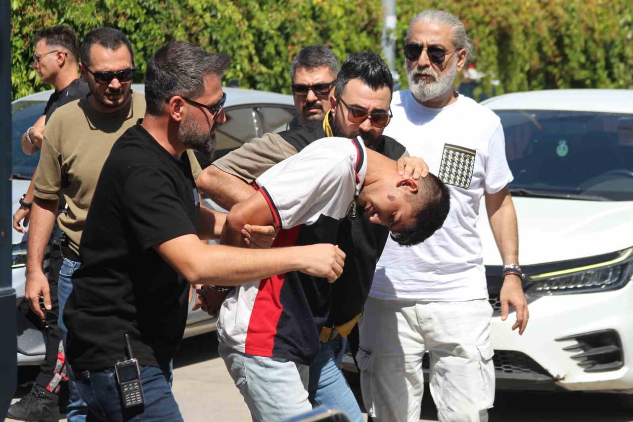 ADANA'DA HUSUMETLİLERİNE TABANCAYLA ATEŞ AÇARKEN YOLDAN GEÇEN BİR KİŞİNİN ÖLÜMÜNE NEDEN OLDUĞU ÖNE...