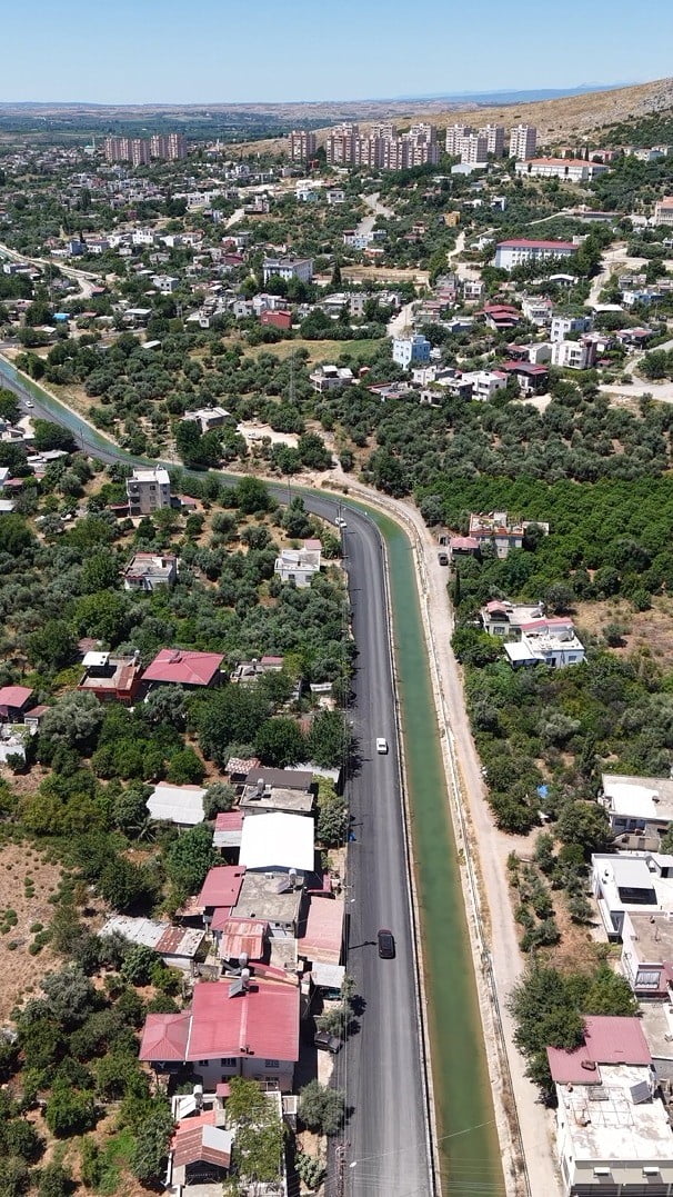 ADANA'DA KENT GENELİNDE AŞIRI SICAKLAR ETKİSİNİ SÜRDÜRÜRKEN KOZAN BELEDİYESİ, DOLMUŞÇU ESNAFININ...