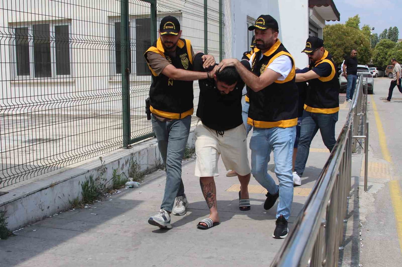 ADANA'DA KOMŞUSUYLA YAŞADIĞI TARTIŞMASININ ARDINDAN OTOMATİK TABANCAYLA KOMŞUSUNUN EVİNE ATEŞ AÇAN...