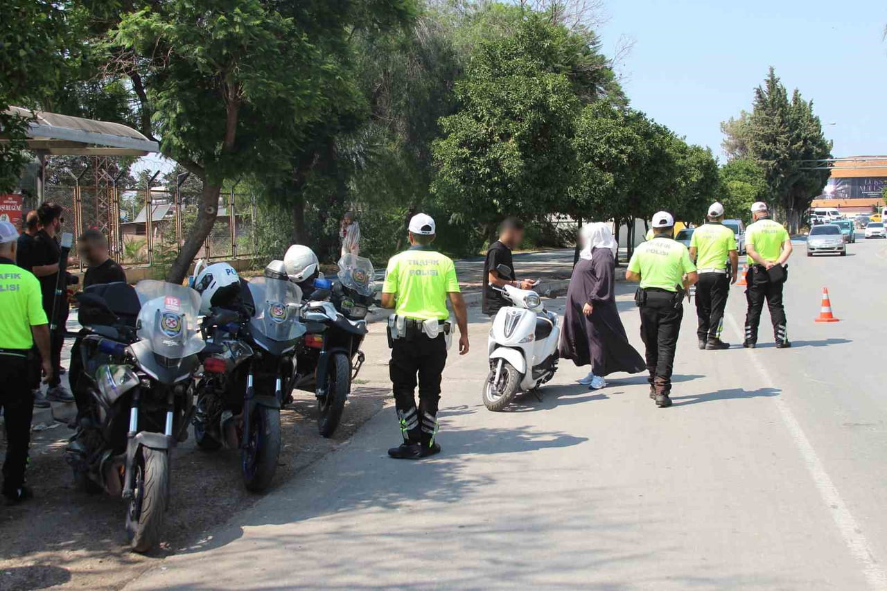 ADANA'DA MOTOSİKLET SÜRÜCÜLERİNE YÖNELİK DENETİM YAPILDI