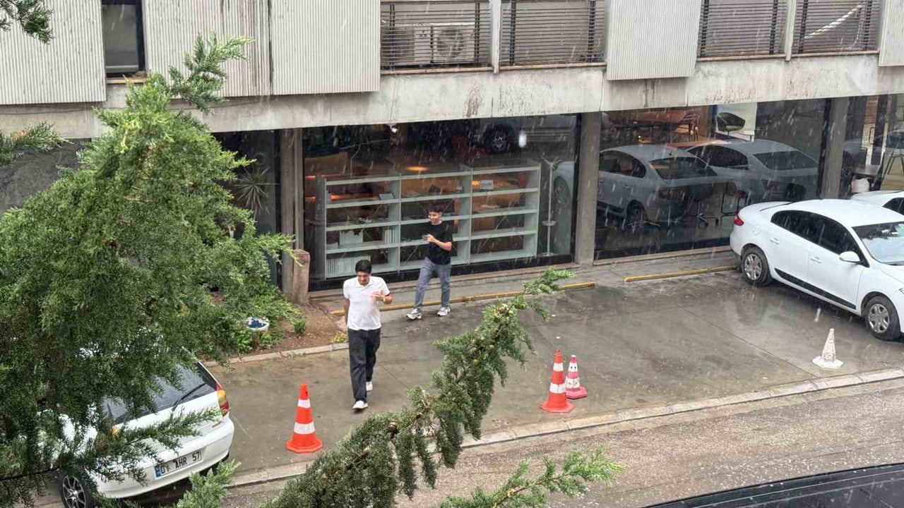 ADANA'DA TEMMUZ AYINDA KISA SÜRELİ SAĞANAK YAĞIŞ ETKİLİ OLDU.