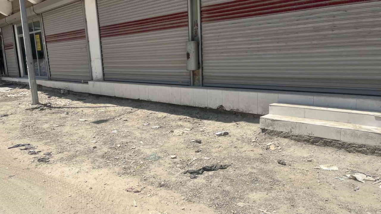 ADANA'DA UZUN SÜREDİR ONARILMAYAN YOLLAR NEDENİYLE İSYAN EDEN MAHALLE SAKİNLERİ, SEYHAN...